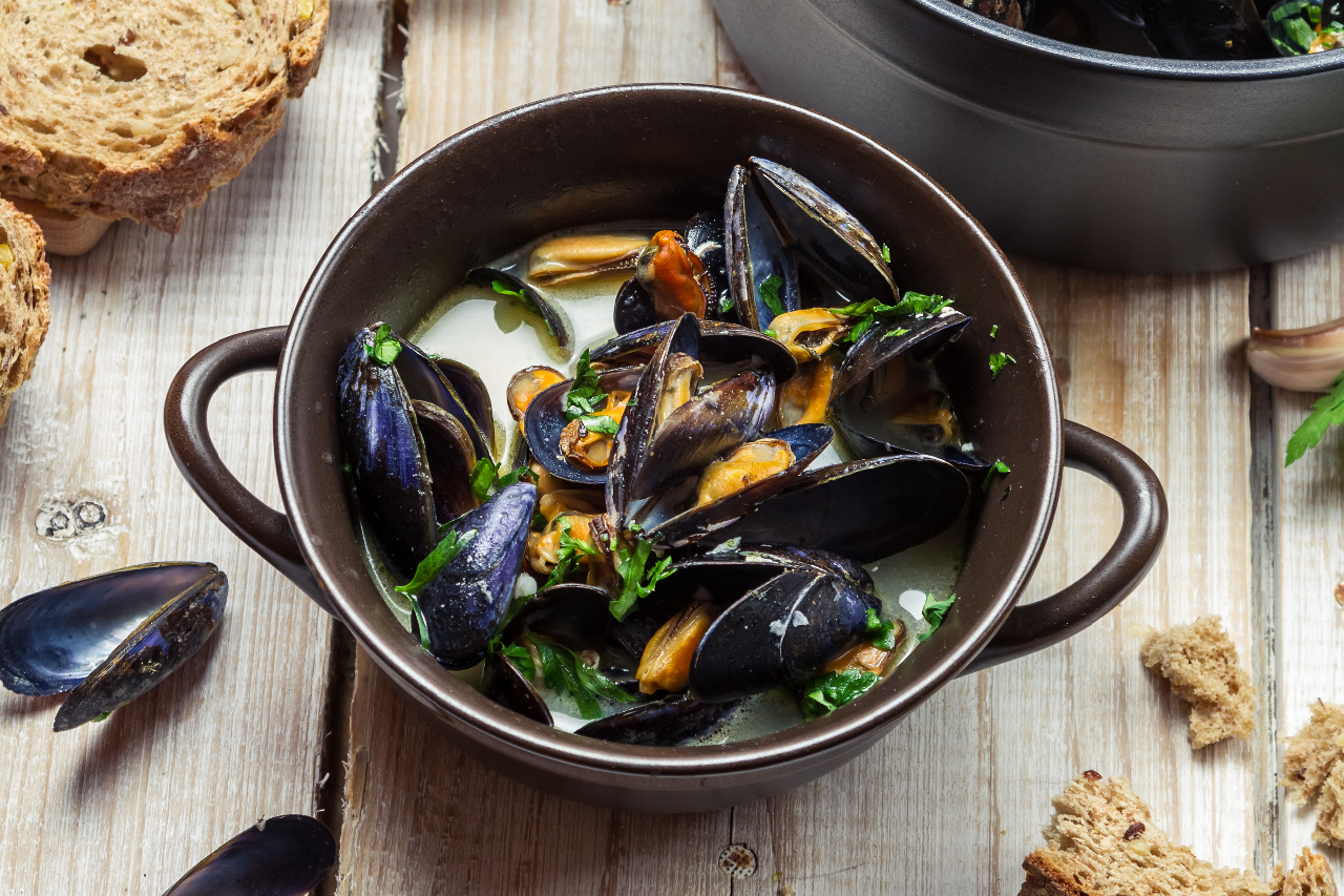 Grille and Galley Fresh Mussels_Cooked in Bowl